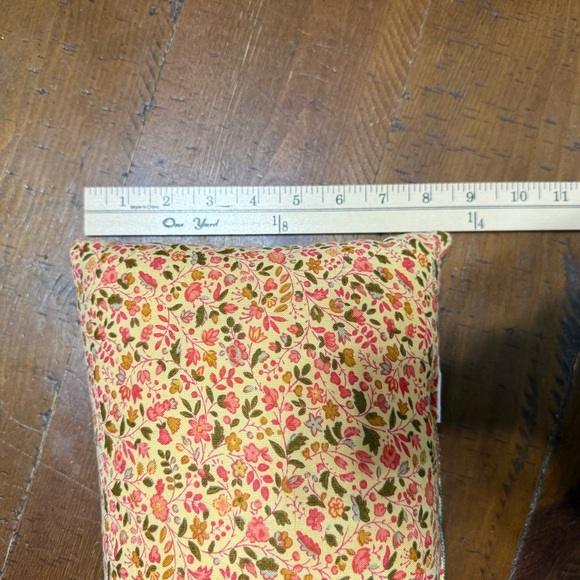 Tapestry pillow small “friends” heart house cozy - Picture 4 of 4